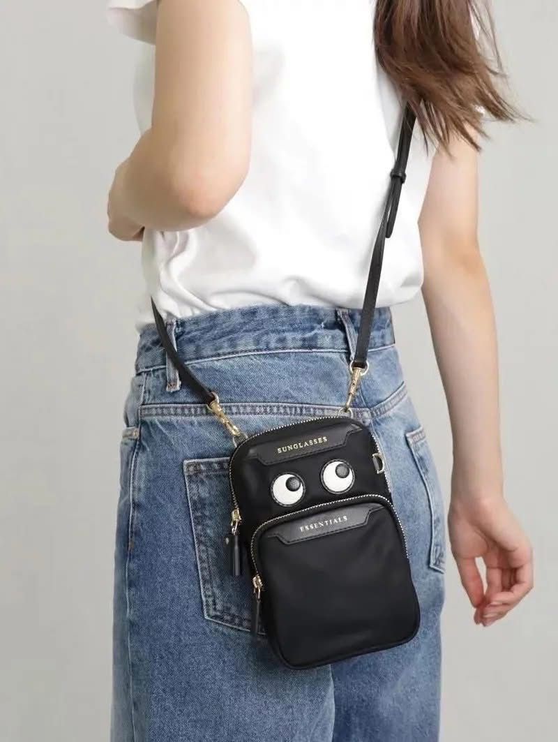 **0209👜👜招牌大眼設計 + 輕巧容量～眼碌碌斜孭袋