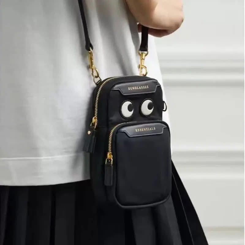 **0209👜👜招牌大眼設計 + 輕巧容量～眼碌碌斜孭袋